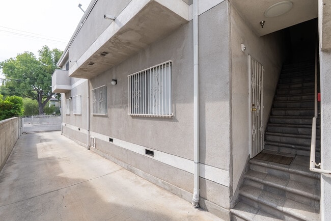 Photo - 1758 N Alexandria Ave Unit 1758.5