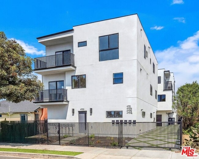 Photo - 4703-4704 Saturn St