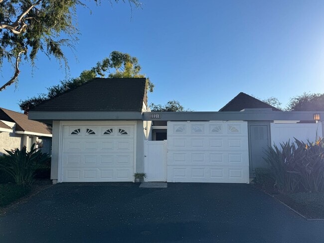 Building Photo - Beautiful 2Bd/1.5Ba w/Carport and Garage in Laguna Hills!