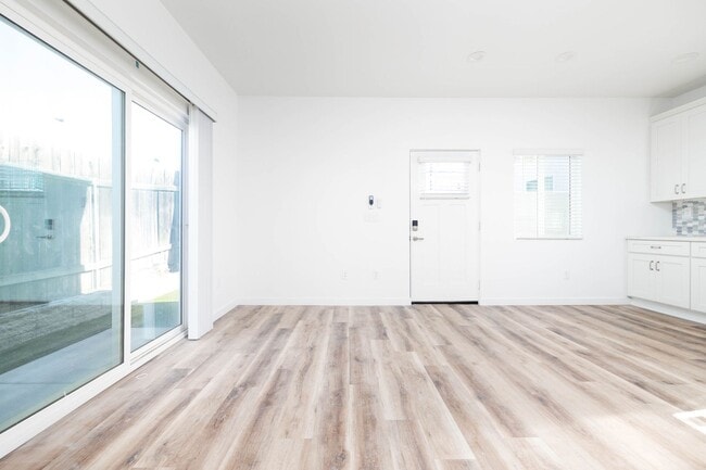 Photo - 3990 Darwin Ave Unit 3992