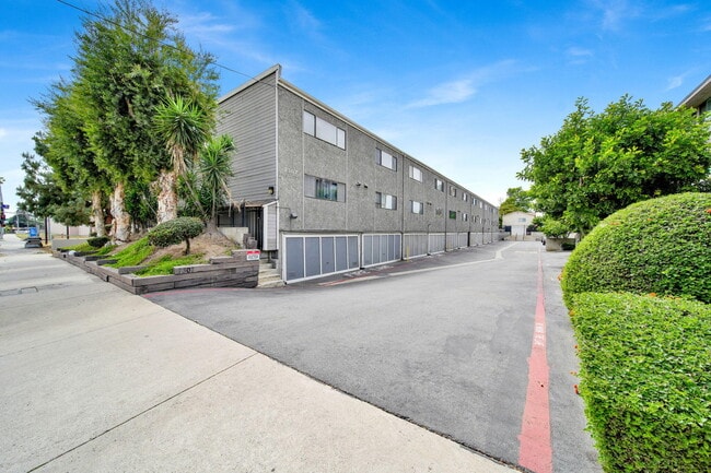 Building Photo - 7307 Haskell Ave Unit #4