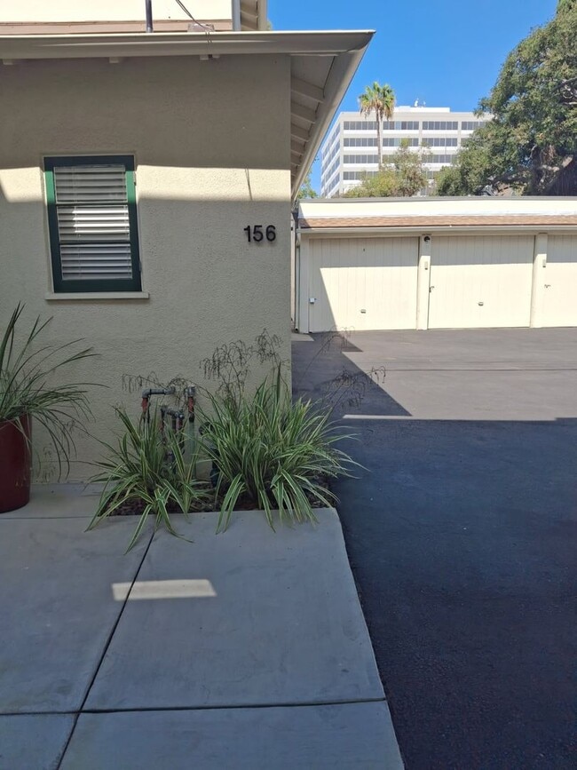 Building Photo - 156 S Oakland Ave Unit 156