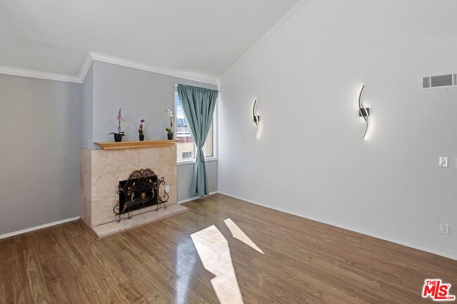 Photo - 5325 Newcastle Ave