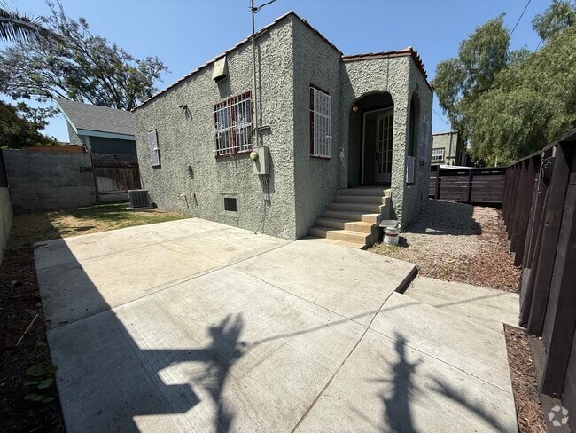 Building Photo - 413 Robinson St Rental