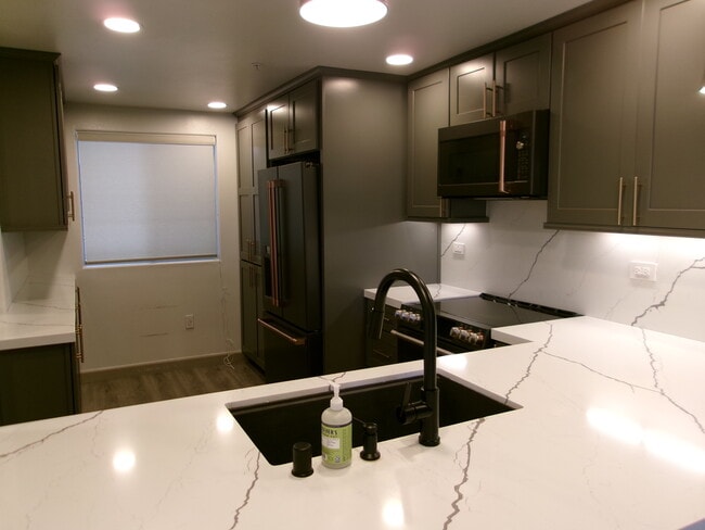 Photo - 2253 Martin Unit Metropolitan