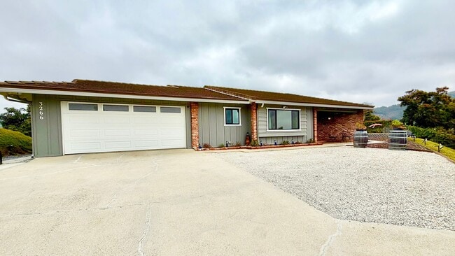 Building Photo - Beautifully Furnished & Appointed, Shorter...