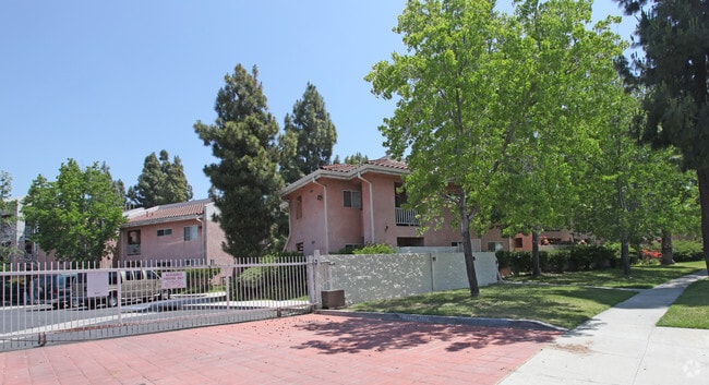 9021 Beverly Rd - Beverly Villa