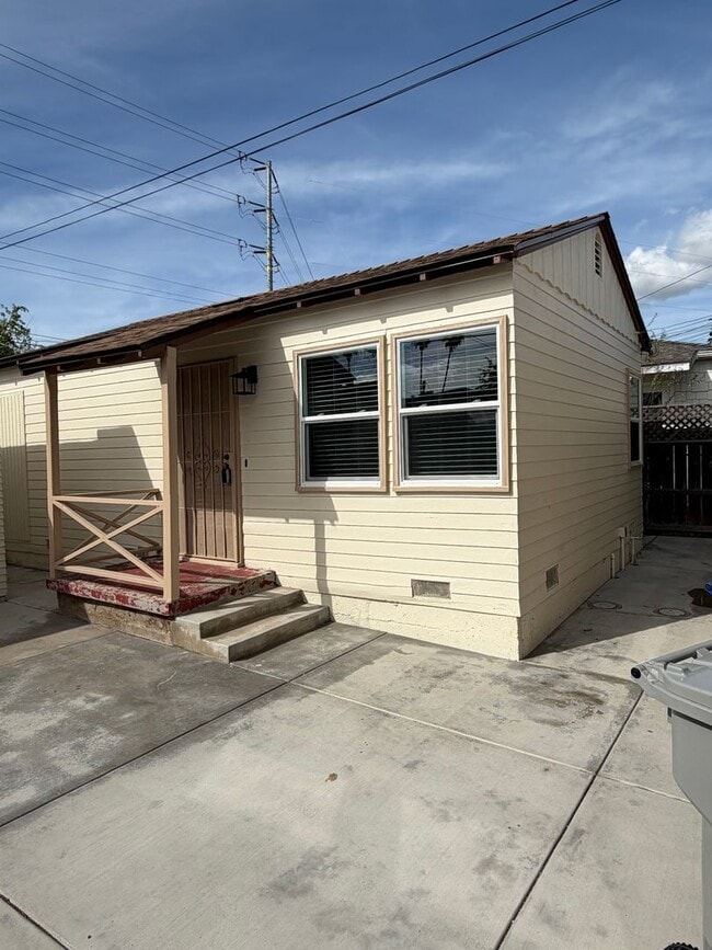 Building Photo - 4832-4834 Kansas St Unit 2