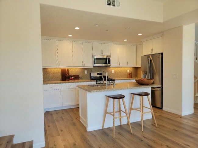 Building Photo - Liberty Station - Tri-Level 3bd/3.5bth Tow...