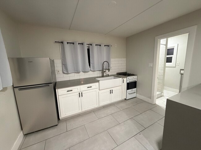 Building Photo - 9430 Lomita Dr