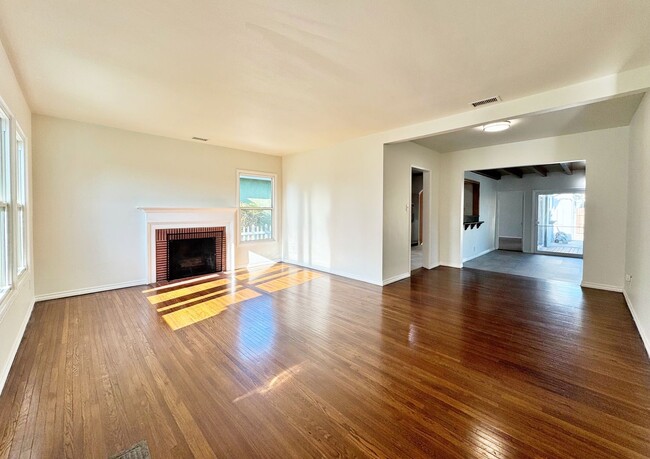 Photo - 3920 Clark Ave