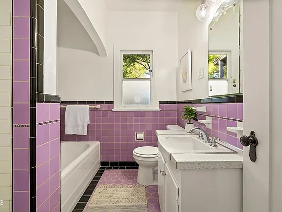 Photo - 1694 Oakwood St