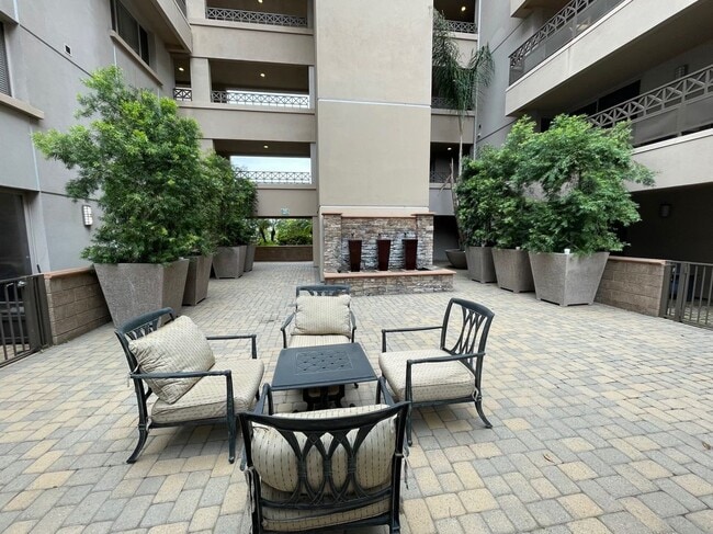 Photo - 931 E Walnut St Unit 213