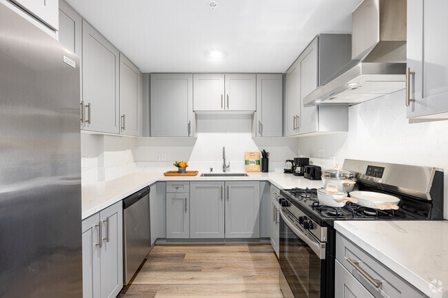 2BR, 2BA - 1155SF - Kitchen - 748 S Irolo