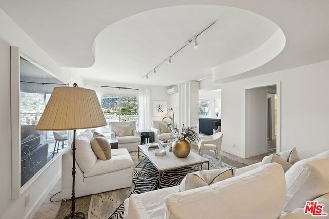 Photo - 838 N Doheny Dr House