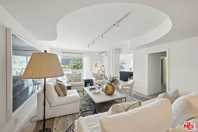 Building Photo - 838 N Doheny Dr Rental