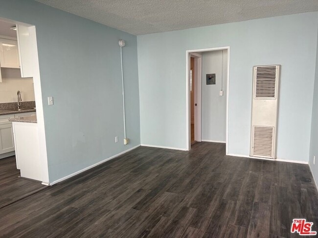 Photo - 2023 Reservoir St