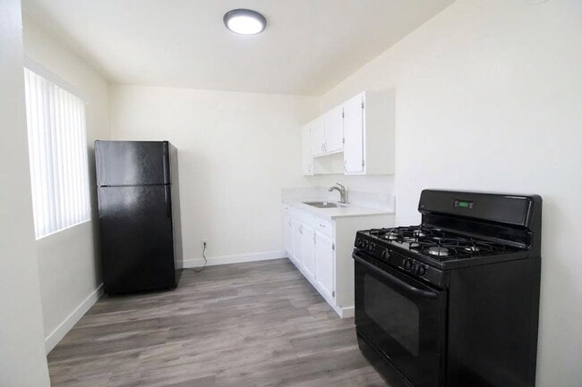 Building Photo - 11120 Normandie Ave Unit 4a