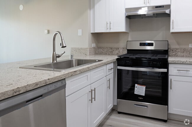 2BR, 2BA - 960SF - Trask Apartments