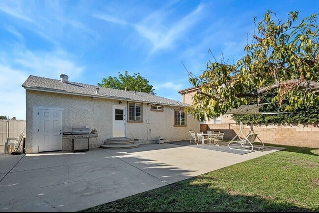 Photo - 5874 Zelzah Ave