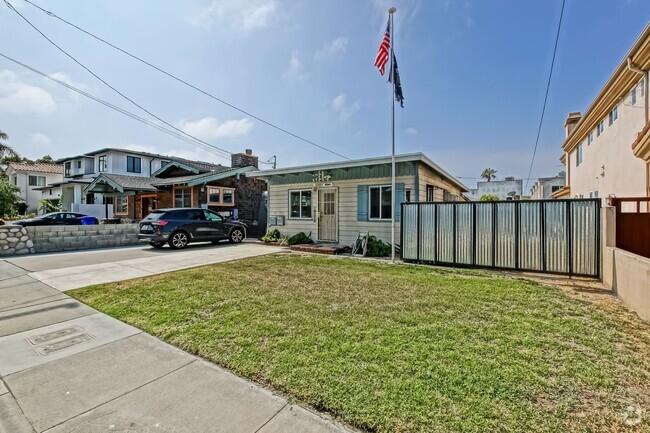 Building Photo - 1534 Mathews Ave Unit 1534 1/2 Rental