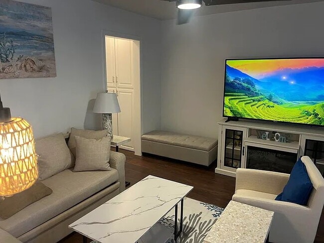 Building Photo - "Charming 1-Bedroom Oasis in Prime Santa Monica Location – Cozy 576 Sq Ft Gem!"
