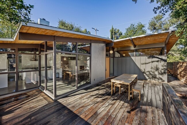 Building Photo - Updated Mid-Century Home in Picturesque Woodland Hills