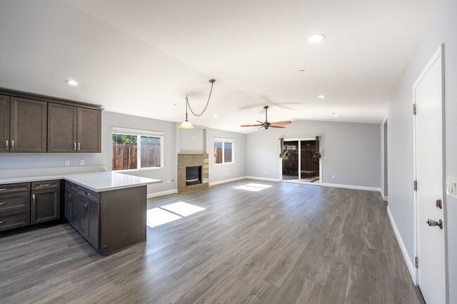 Photo - Large 3bd/2ba Detached House with Garage and AC!