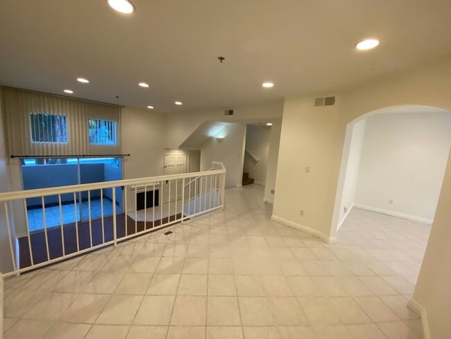 Photo - Awesome Townhouse in El Segundo w/Laundry in Unit, Garage and Pool