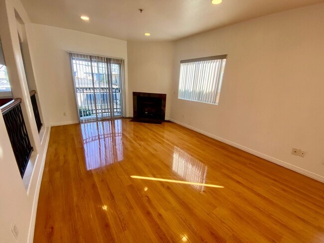 Photo - Spacious 4 Bed, 3 Bath Townhouse in Torran...