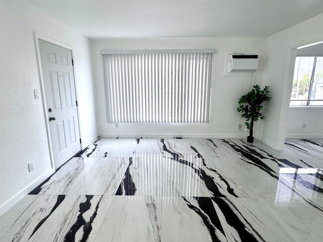 Photo - 1630 W 104th St