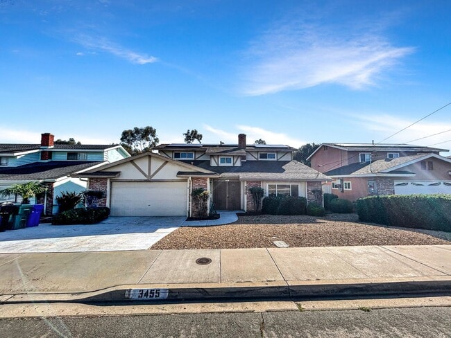 Building Photo - Beautiful 4BD/2BA W/ Attached Garage in Cl...