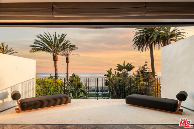 Photo - 966 Palisades Beach Rd