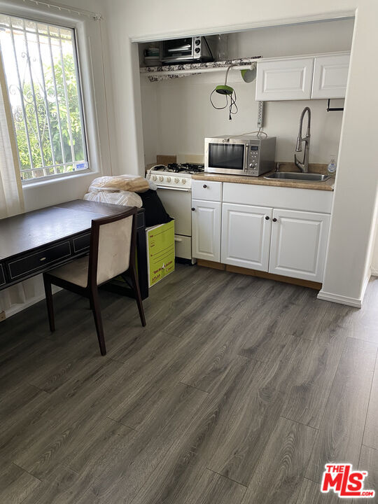 Building Photo - 451 S La Peer Dr