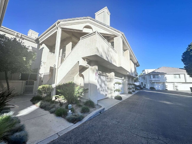 Building Photo - "Charming 2-Bed, 2-Bath Condo with Cozy Fireplace in Prime Stevenson Ranch Location!" Unit G