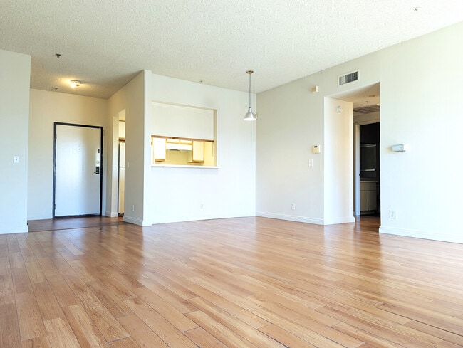 Building Photo - 553 S St Andrews Pl