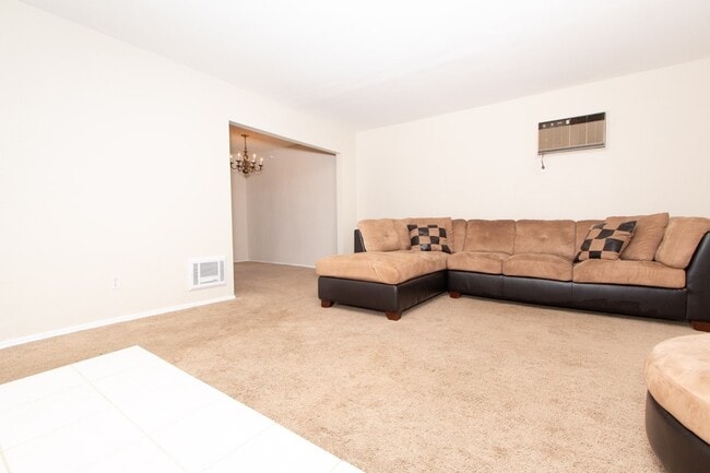 Private 2-bed/2-bath, Corner Location Cond... - Private 2-bed/2-bath, Corner Location Cond... House