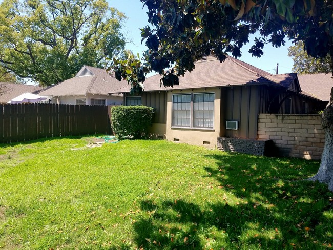 Building Photo - 10603 Camarillo St Unit 10603