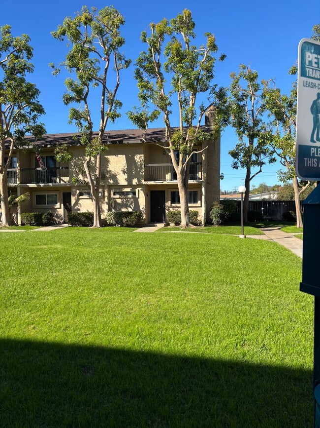 Building Photo - 2 Bedroom, 1.5 Bathroom Condo in El Cajon