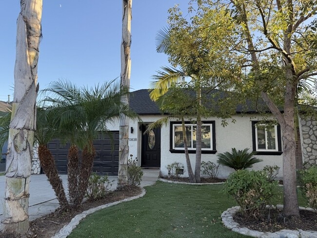 Building Photo - 10838 Floral Dr