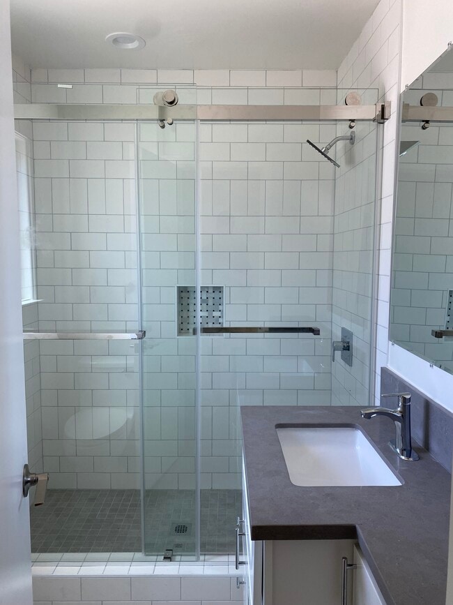 bathroom - 1331 W Adams Blvd Unit 1331