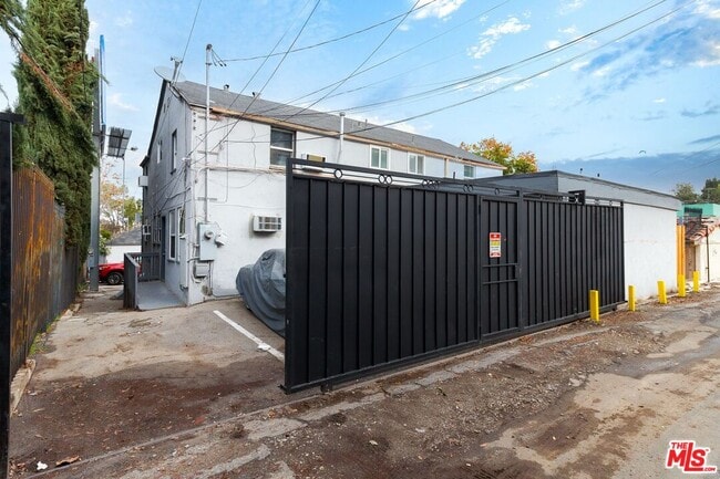Photo - 11472 Ventura Blvd Unit 4