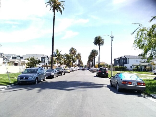 neighborhood street - 4057 S Raymond Ave