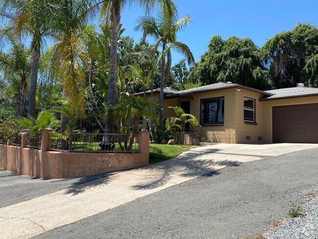 Building Photo - Lovely & Amazing Location-2 Bed/1 Bath Hom... Rental