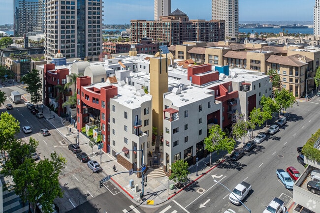 Aerial - 600 Front Apartments