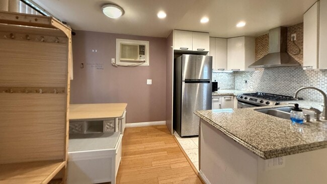 Photo - 1154 S Barrington Ave Unit 53