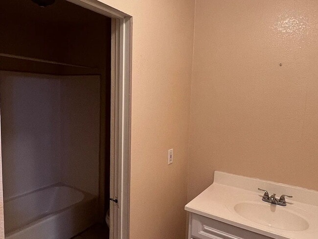 Photo - "Charming 1-Bedroom Retreat in Santa Ana – Perfect for Cozy Living!"