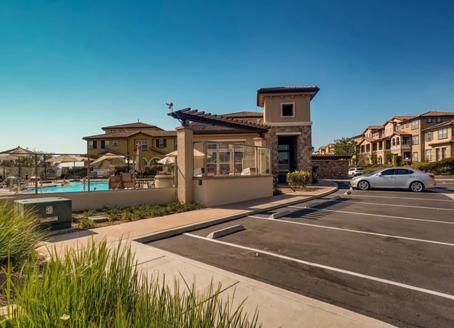 Photo - Tri-Level Townhome Located In Sky Ranch