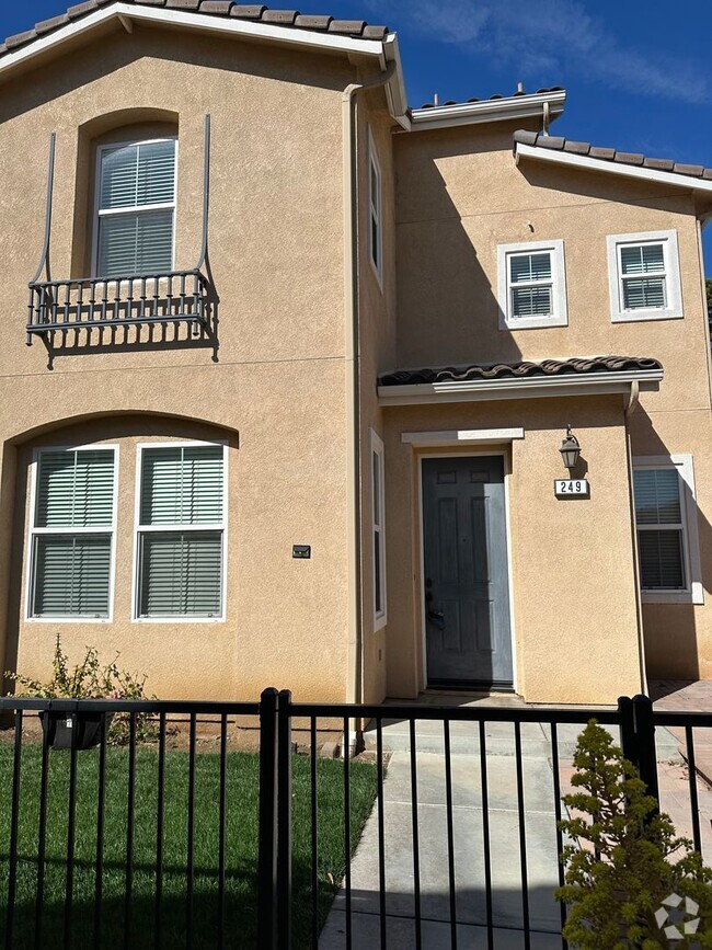Building Photo - 3 bed  + Loft / 3.5 bath in Placentia, Ora...