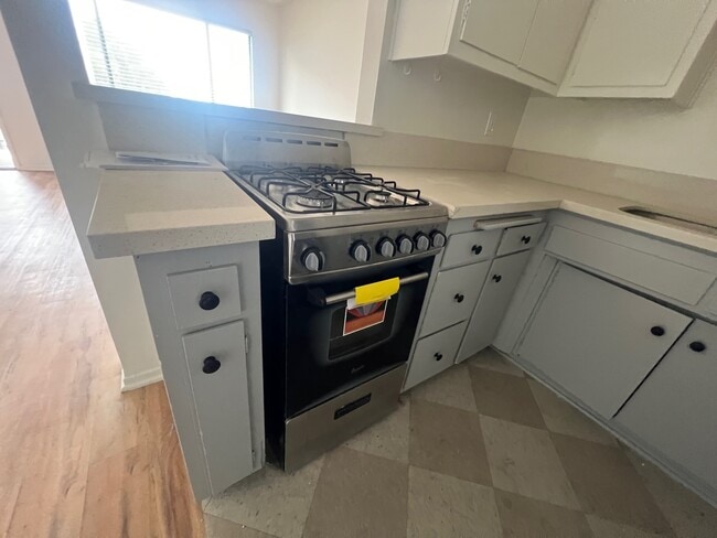 4855 Lexington Ave - 4855 Lexington Ave